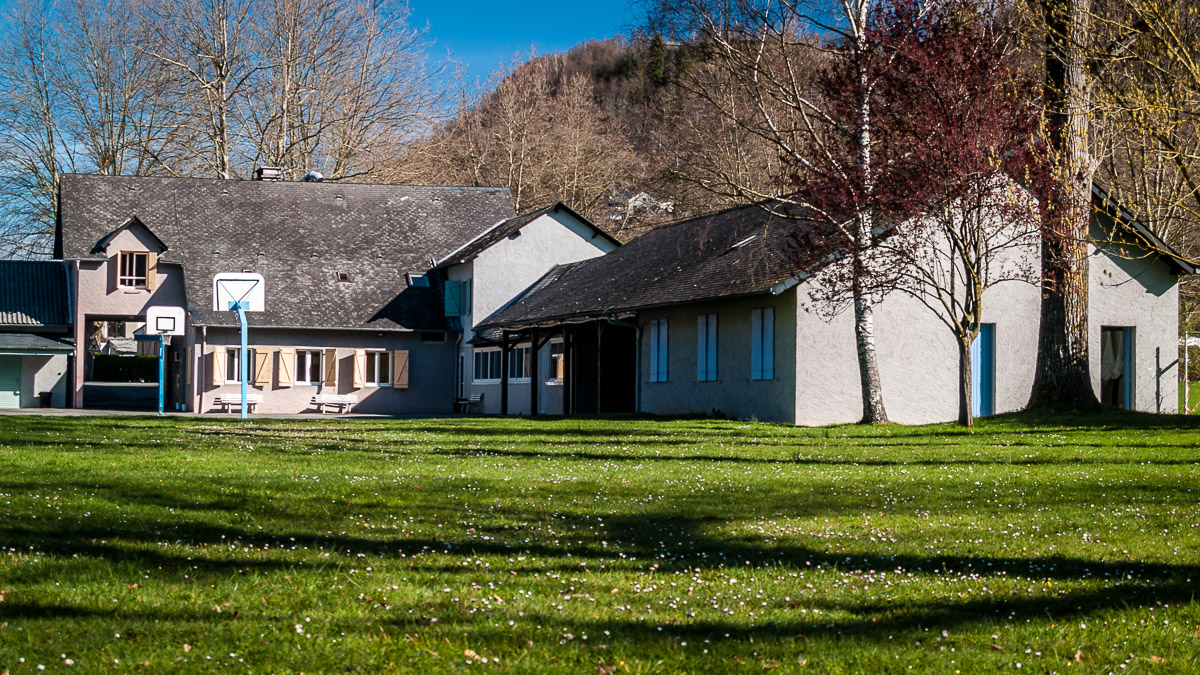 centre de vacances en vallée d'Ossau, cour & prairie