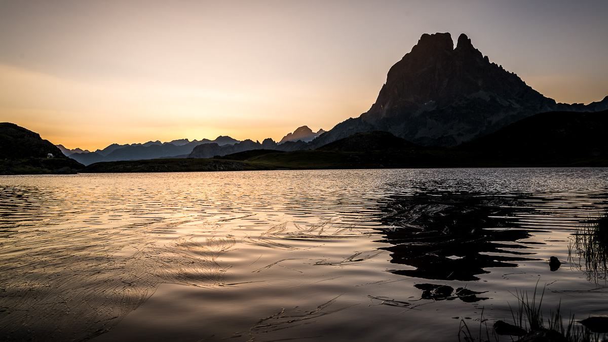 Tarifs, Pic du Midi d'Ossau depuis le Lac Miey